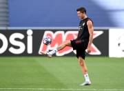 XINGKONG-莱万多夫斯基回归赛场，战术调整首场状态亮眼，DWG观众沸腾！的简单介绍