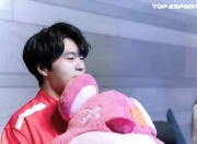 星空体育-包含Rookie在巴塞罗那比赛中挺进下一轮，回归赛场引发热议！的词条