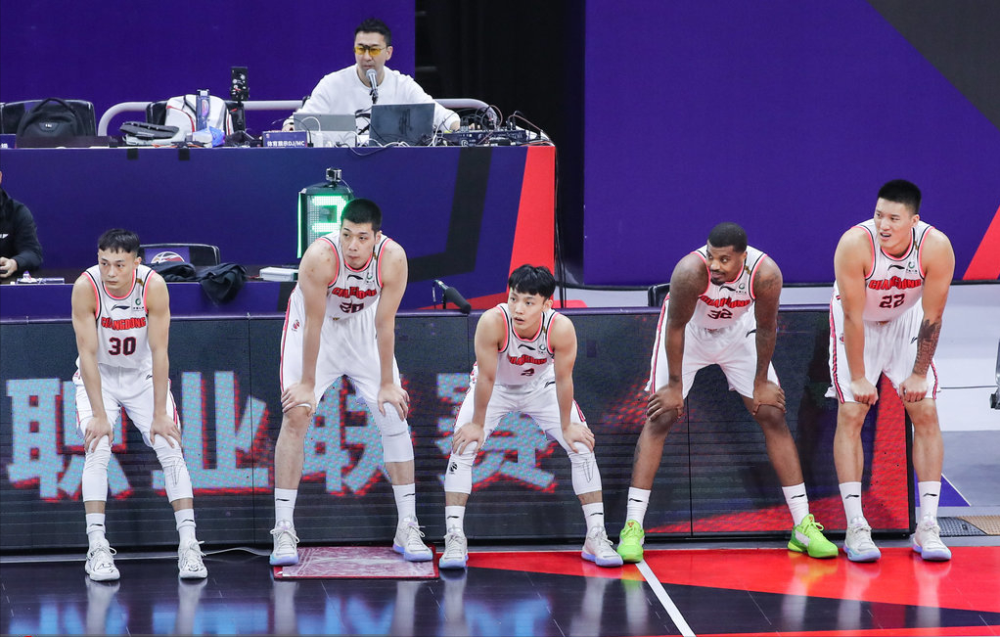 刘亦菲手链滑落临场反应获称赞 刘亦菲手链滑落临场反应获称赞