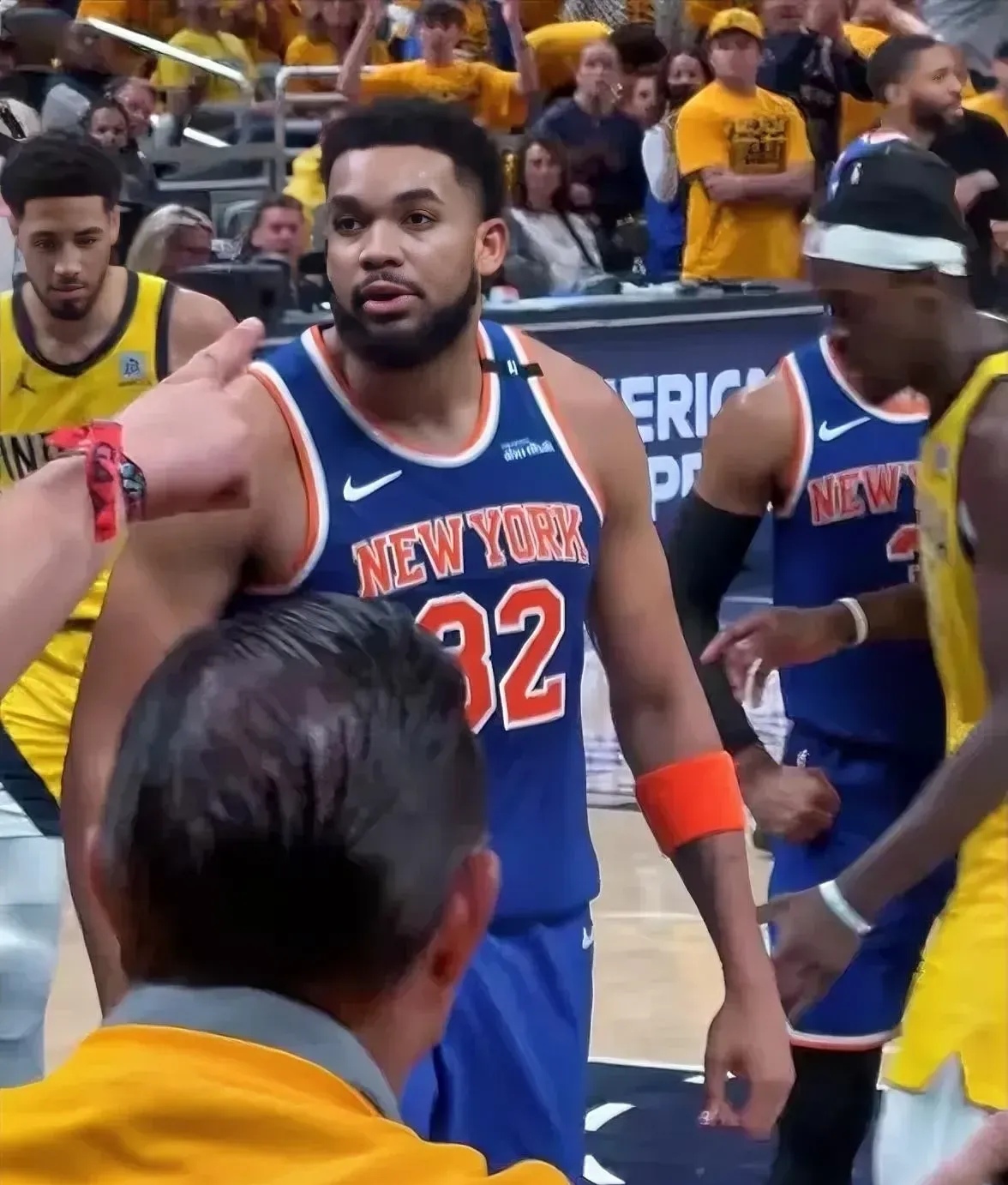 包含NBA总决赛清晨走向成谜，纽约尼克斯绝杀压哨，气氛紧张，心理建设被强调的词条