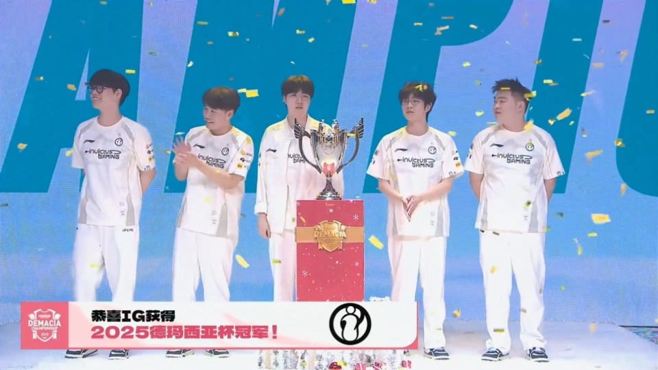 包含Rookie赛事官方发布回归赛场新规，DWG争议不断！的词条