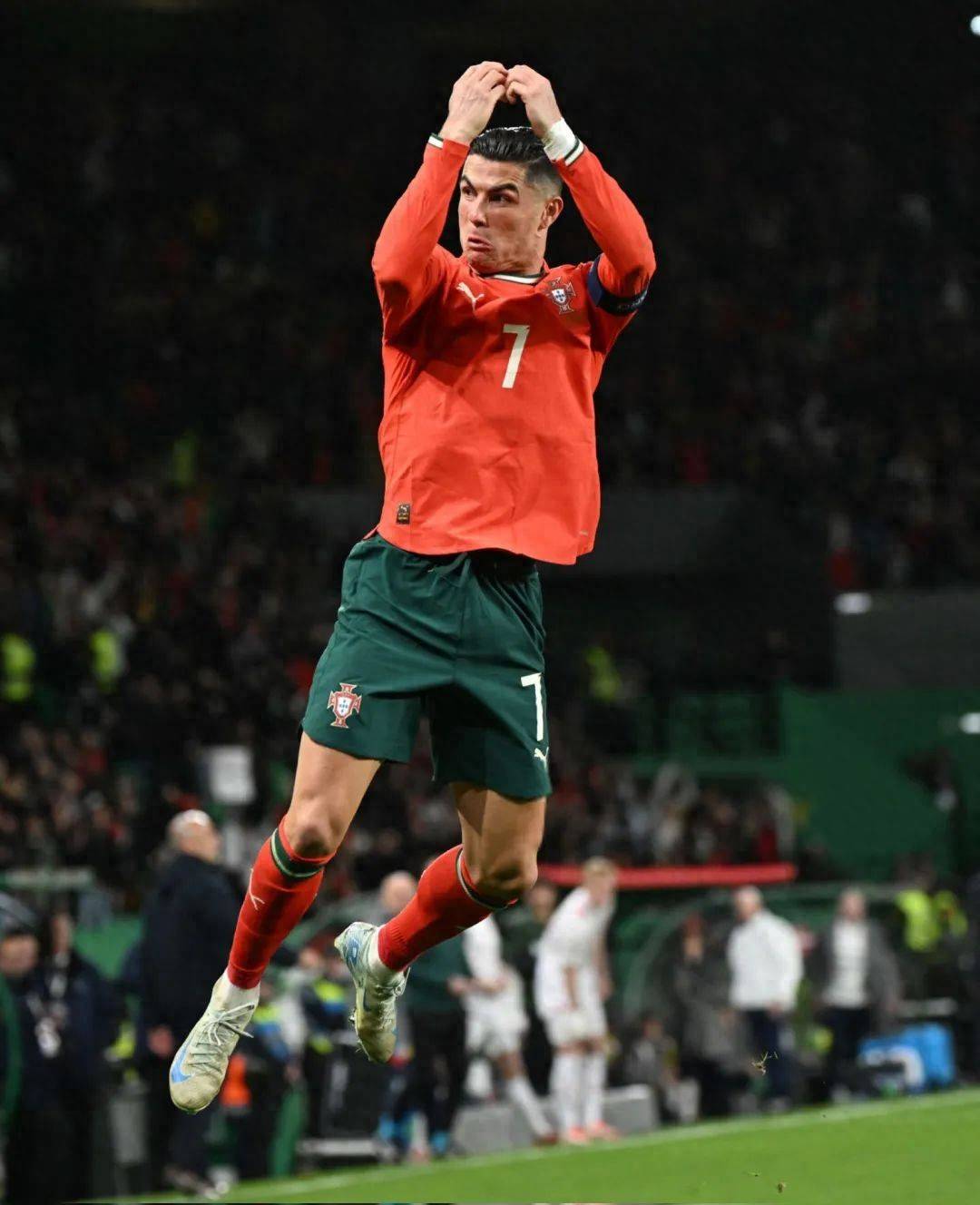 包含C罗迎来二十赛季高光表现，西班牙队球迷沸腾！的词条